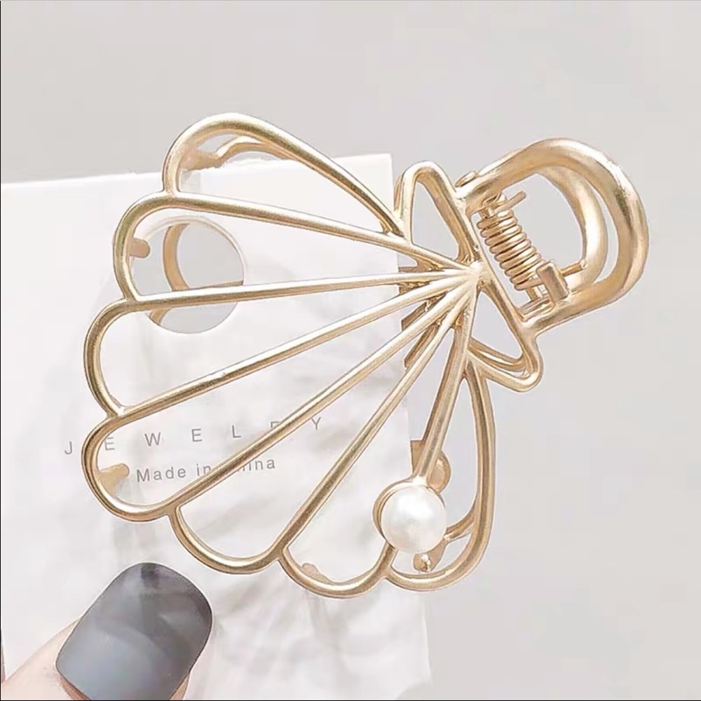 Pearl Shell Alloy Hair Claw
